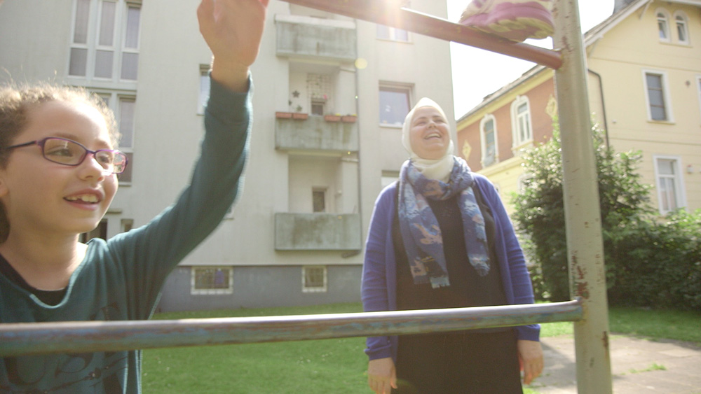 Mutter mit Kind auf dem Spielplatz